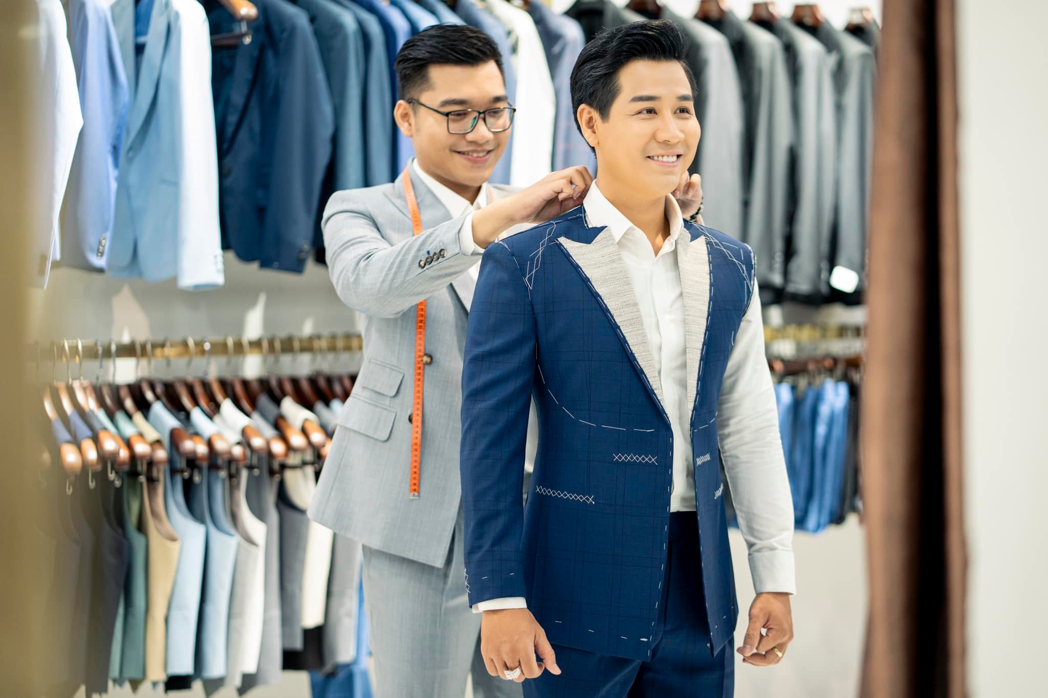 Cùng MC Nguyên Khang Trải Nghiệm Dịch Vụ May Suit Cao Cấp Cùng Mon Amie